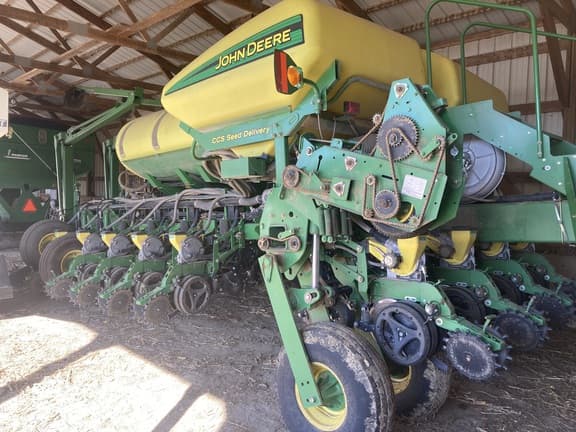 Image of John Deere 1770 equipment image 2