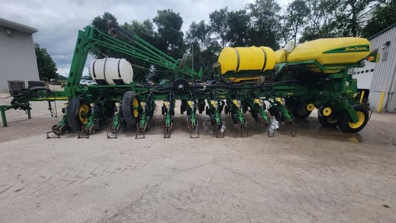 Image of John Deere 1770 equipment image 3