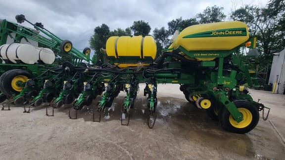 Image of John Deere 1770 equipment image 2