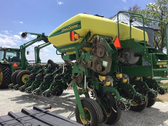 Image of John Deere 1770 equipment image 1