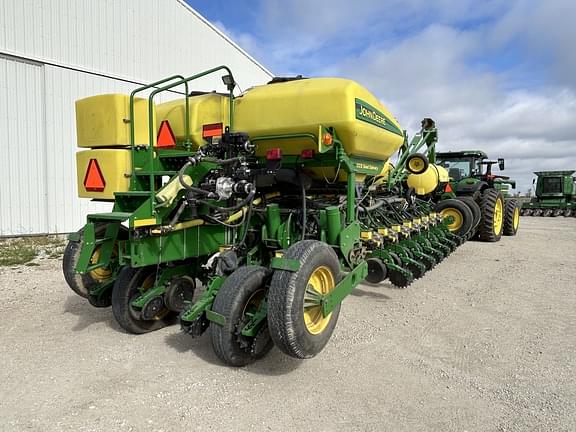 Image of John Deere 1770 equipment image 1