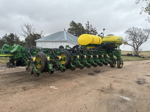 2009 John Deere 1770 Equipment Image0