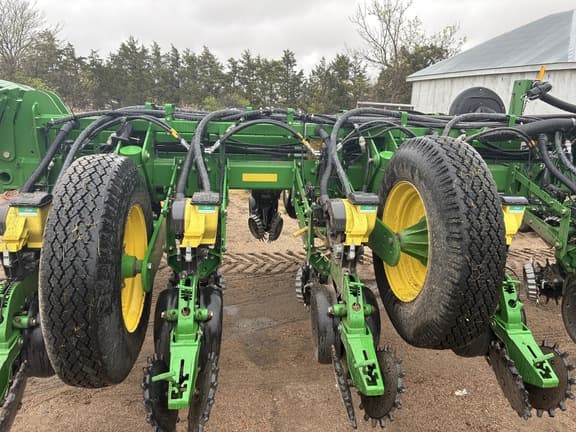 Image of John Deere 1770 equipment image 2