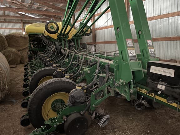 Image of John Deere 1770 equipment image 1