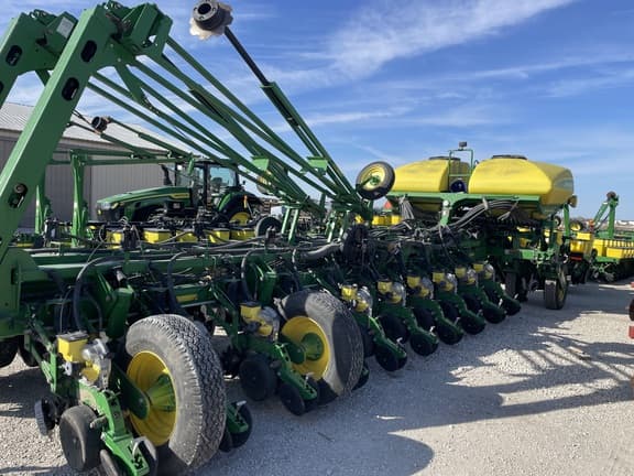 Image of John Deere 1770 equipment image 1