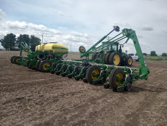 Image of John Deere 1770 equipment image 4