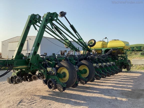 2009 John Deere 1770 Equipment Image0