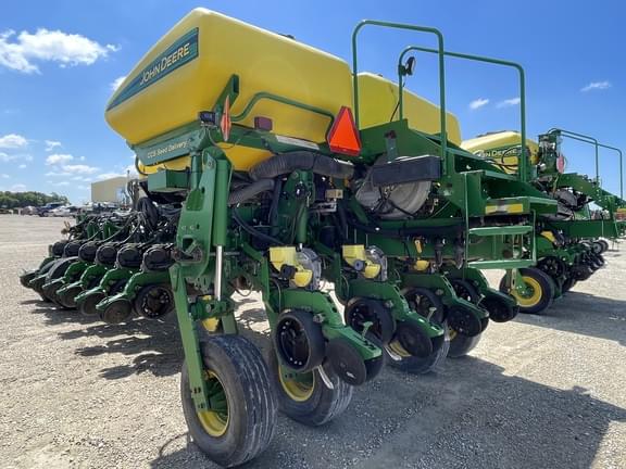 Image of John Deere 1770 equipment image 2