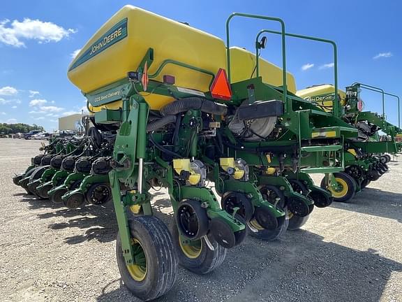 Image of John Deere 1770 equipment image 1