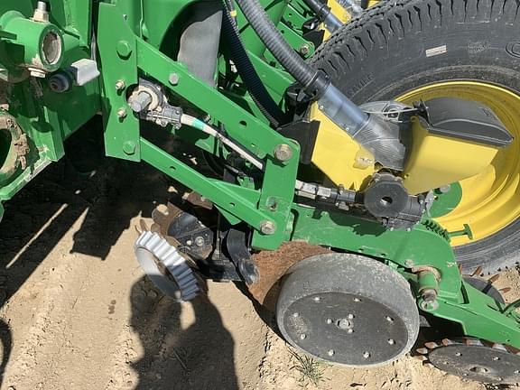 Image of John Deere 1770 equipment image 4