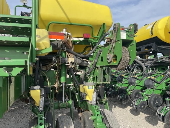 2009 John Deere 1770 Equipment Image0