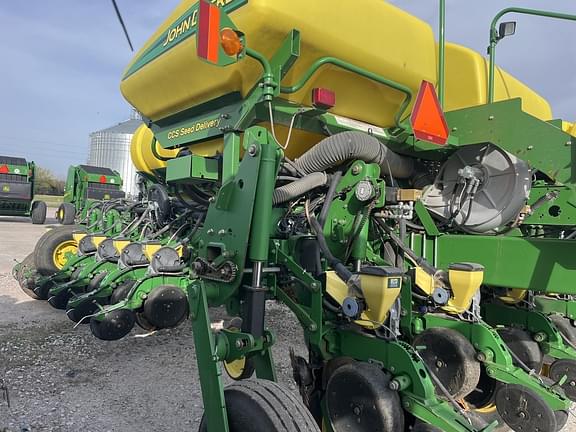 Image of John Deere 1770 equipment image 3