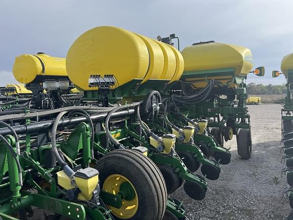 Image of John Deere 1770 equipment image 2
