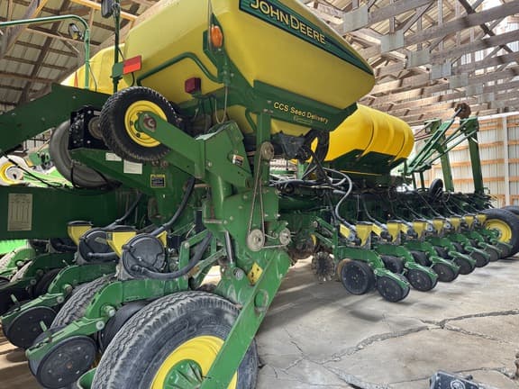 Image of John Deere 1770 equipment image 2