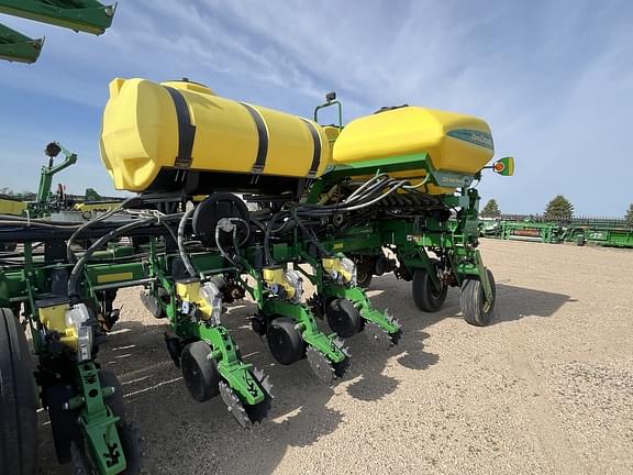 Image of John Deere 1770 equipment image 1