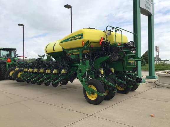 Image of John Deere 1770 equipment image 3