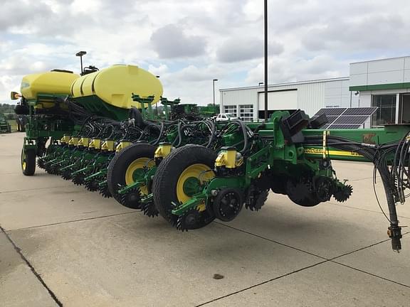 Image of John Deere 1770 equipment image 1