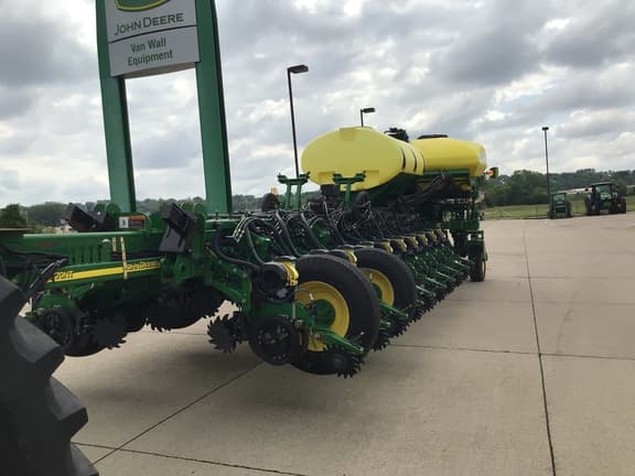 Image of John Deere 1770 equipment image 3