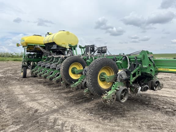 Image of John Deere 1770 equipment image 1