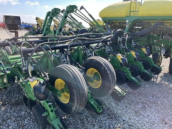 Image of John Deere 1770 equipment image 3