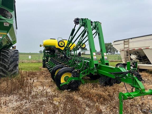 Image of John Deere 1770 equipment image 2