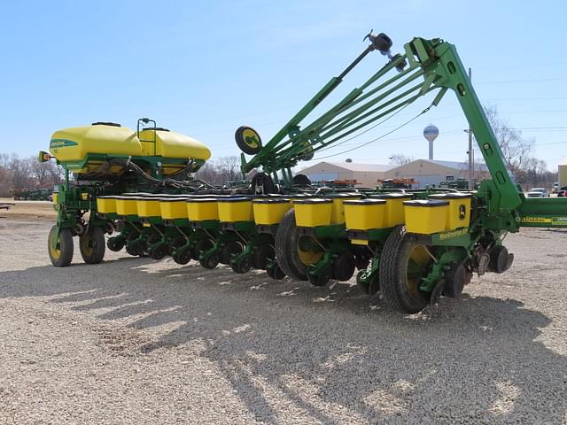 Image of John Deere 1770 equipment image 1