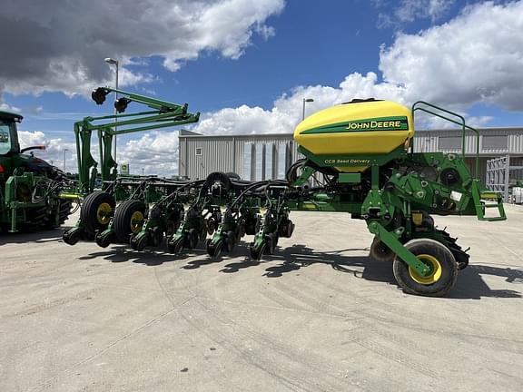 Image of John Deere 1770 equipment image 2