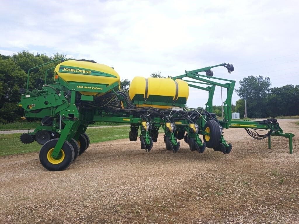 2009 John Deere 1770 Equipment Image0