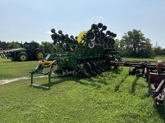 Image of John Deere 1790 equipment image 3