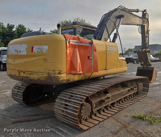 Image of John Deere 200D-LC equipment image 4