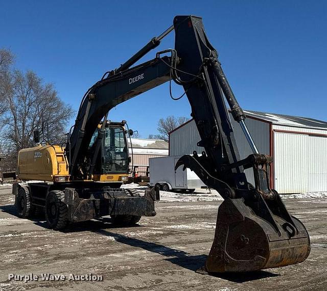 Image of John Deere 220D equipment image 2