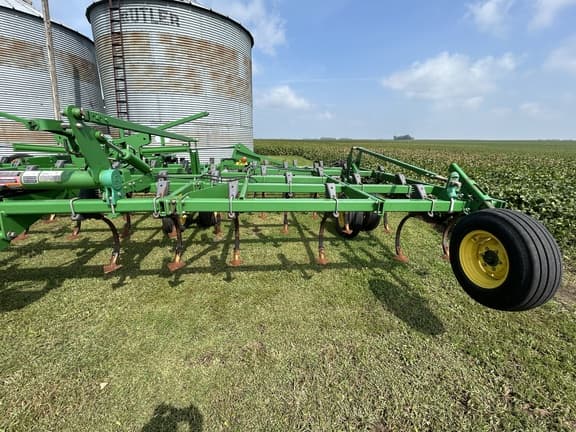 Image of John Deere 2210 equipment image 3