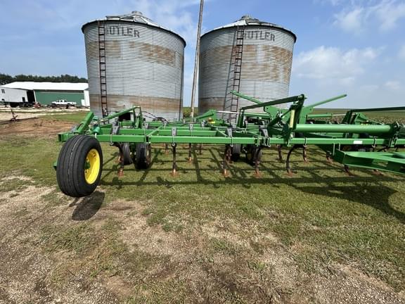 Image of John Deere 2210 equipment image 1
