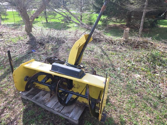 Image of John Deere 2520 equipment image 1