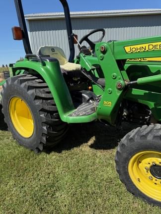 Image of John Deere 3032E equipment image 4