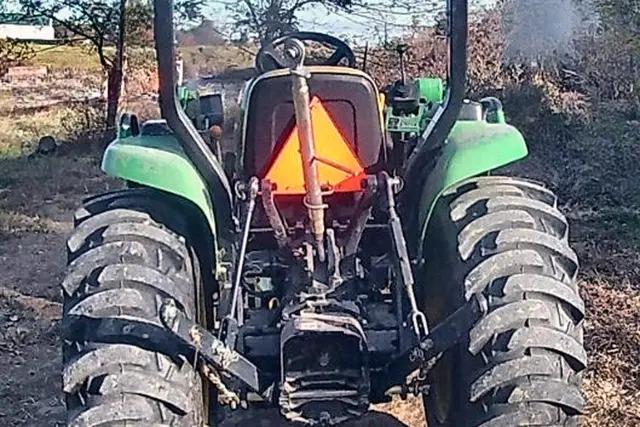Image of John Deere 3032E equipment image 4