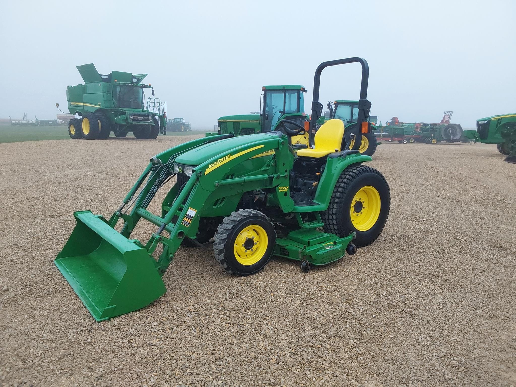 2009 John Deere 3320 Equipment Image0