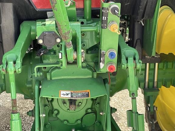 Image of John Deere 5065E equipment image 4