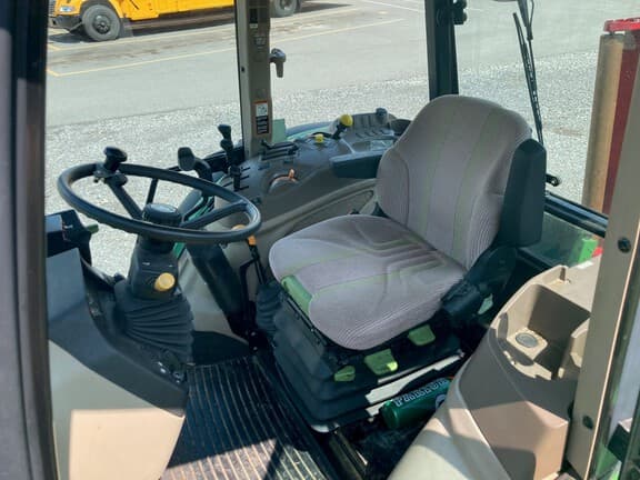 Image of John Deere 5065M equipment image 4