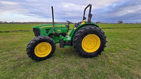 Image of John Deere 5065M equipment image 4