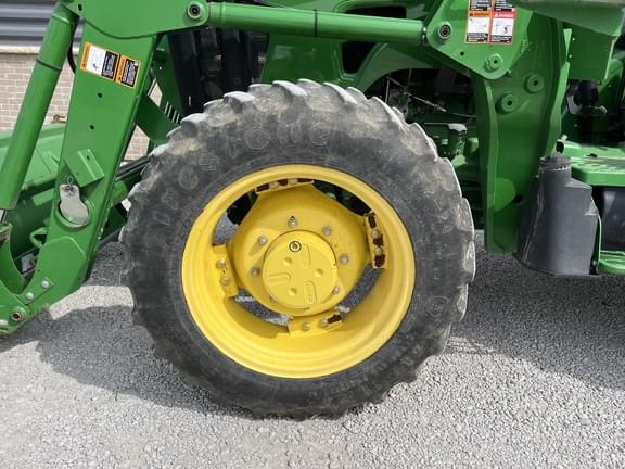 Image of John Deere 5085M equipment image 4