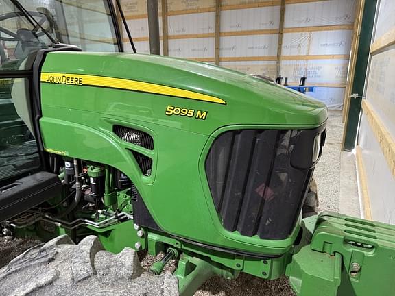 Image of John Deere 5095M equipment image 2