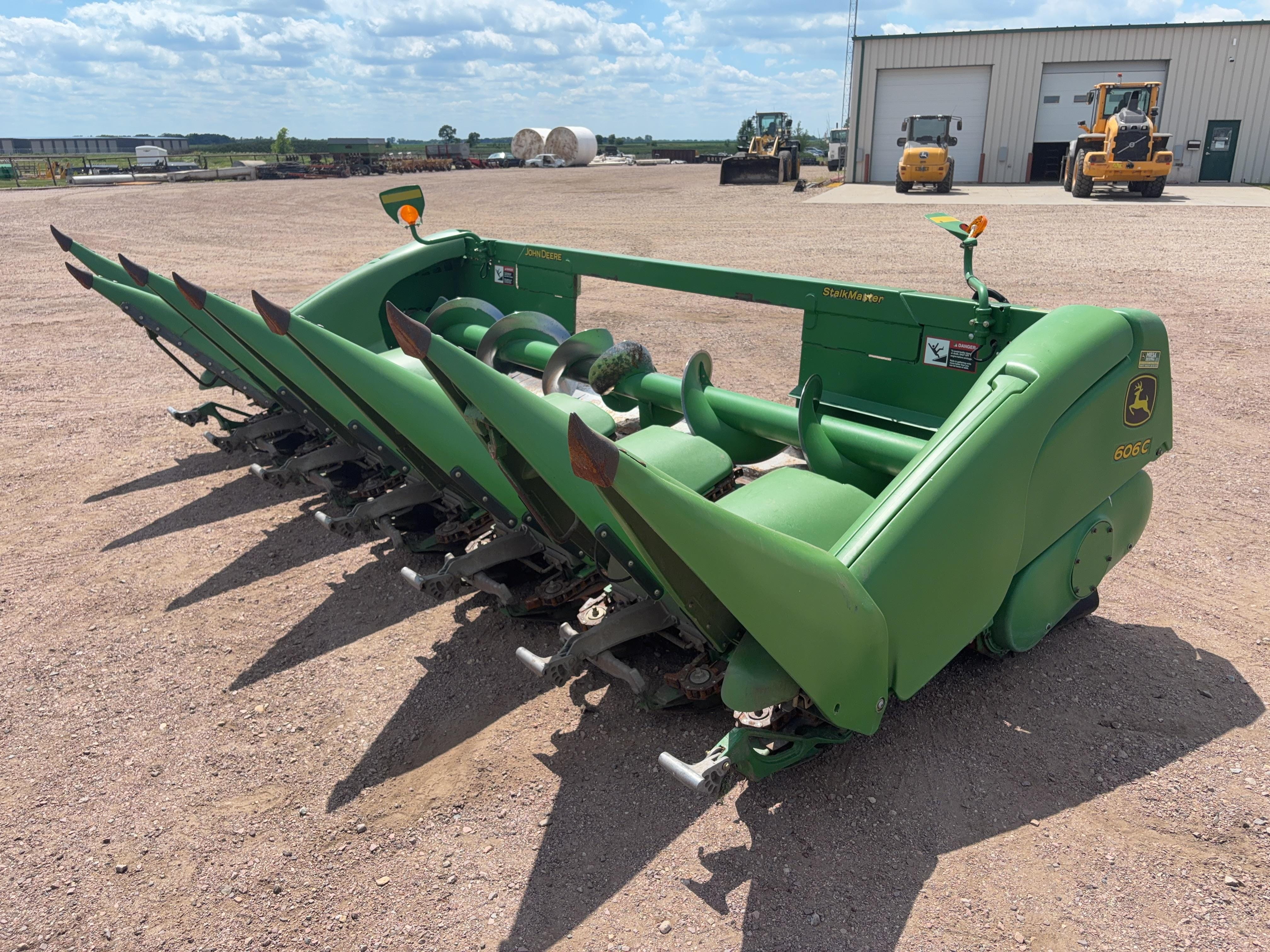 2009 John Deere 606C Equipment Image0