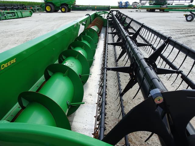 Image of John Deere 635F equipment image 4