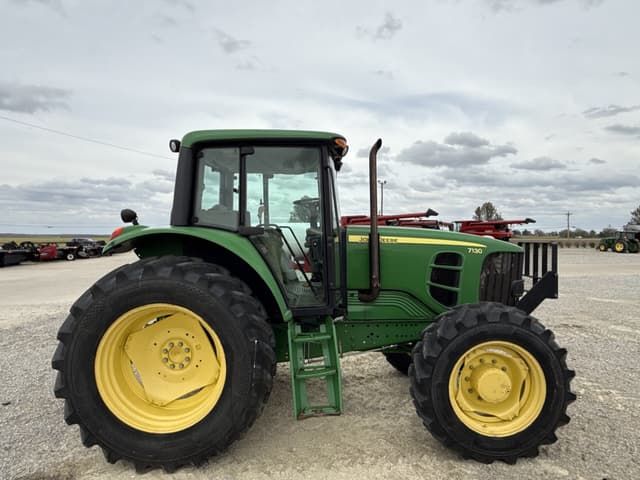 Image of John Deere 7130 equipment image 1