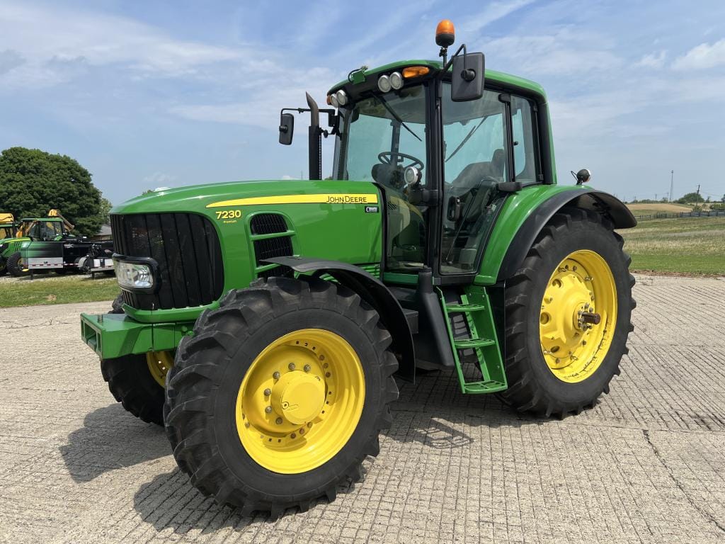 John Deere 7230 Equipment Image0