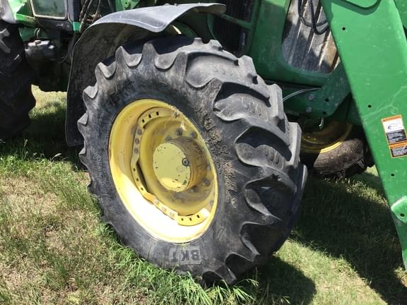 Image of John Deere 7330 equipment image 4