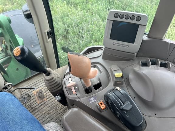 Image of John Deere 7330 equipment image 4