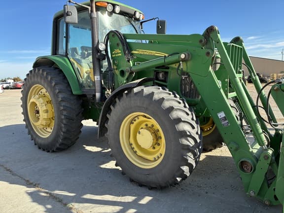 Image of John Deere 7330 equipment image 1