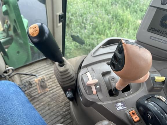 Image of John Deere 7330 equipment image 4